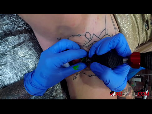 ❤️ Extremt tatuerade snyggingen Sully Savage fick en tatuering på sin klitoris ❤️❌ Kvalitets sex at porn sv.tubsexer-porn.ru ❌❤